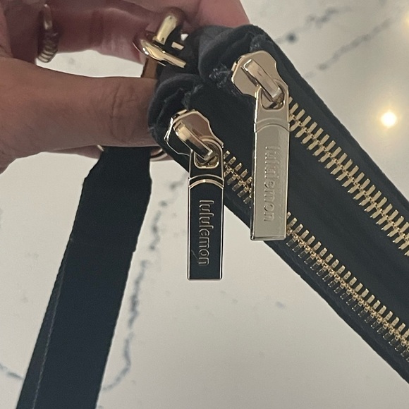 Lululemon Curved Wristlet *Velour Black 2024 Style Number: W9EP1S Price: $58 O/S - Picture 5 of 9